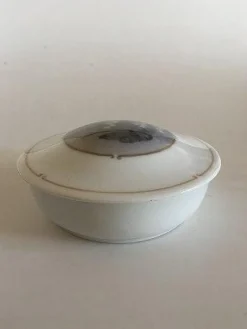 Hot Royal Copenhagen Art Nouveau Lågskål med Bær og Sommerfugl Motiv No 1341/2 Keramik & Porcelæn, Udenlandsk