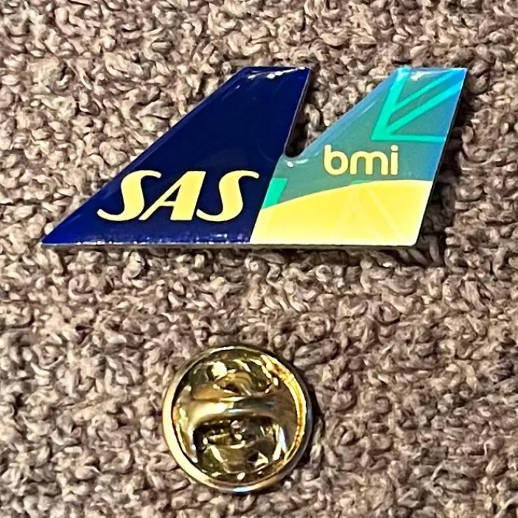 Tradera SAS & BMI / British Midland International • Star Alliance • pin • MINT CONDITION> Fly