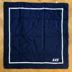 Tradera SAS / Scandinavian Airlines | Mörkblå uniformssjal | 75x75 cm | Flygnostalgi!> Fly