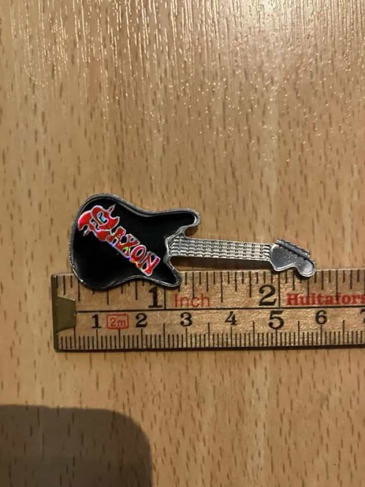 Tradera SAXON - LOGO - GITARR PIN - FRÅN 1980 TALET - SAMFRAKTAR| Merchandise