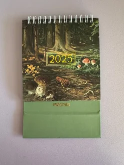 Discount Skrivbordskalender 2025 kalender svamp skog OwlCrate Almanakker & Kalendere
