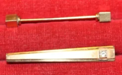 Tradera SLIPSHÅLLARE MED STEN 830 SILVER. + DETALJ TILL KRAGE.> Slipsenåle