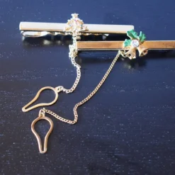 Tradera Slipsnålar 2 st julmotiv från Guldfynd> Slipsenåle