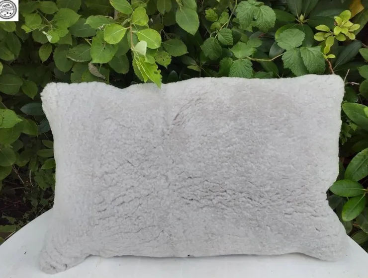 Tradera Stor fårullskudde med skinnrygg samt på 3 knappar baktill Fint skic| Andet Håndlavet