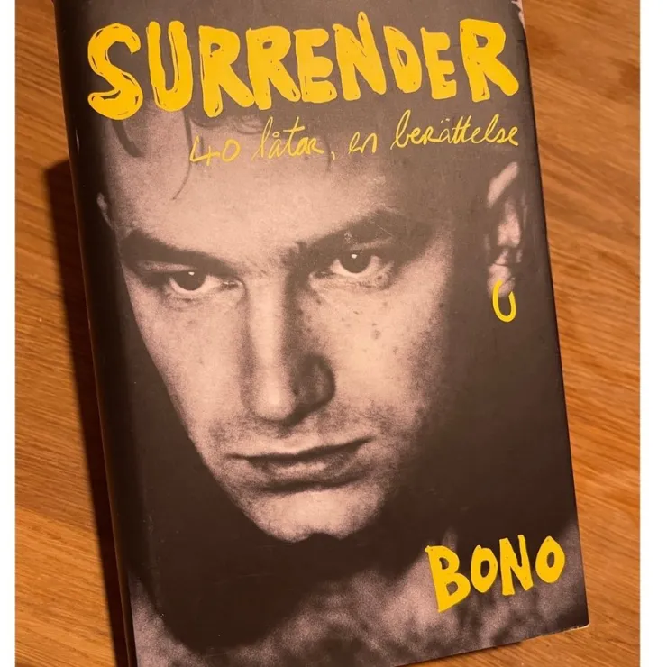 Outlet Surrender: 40 låtar, en berättelse av Bono Biografier & Erindringer