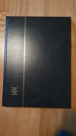 Tradera Svart leucheturm insticksalbum 8 bla 16 sidor ungerska märken ingår| Tilbehør