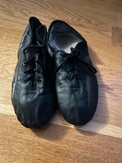 Tradera Svarta jazzskor> Konkurrencedans