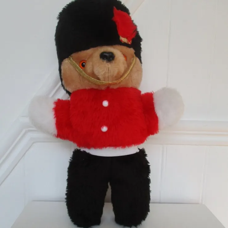 Tradera Sweet dreams / Vintage / Engelsk nalle / kunglig vakt / London / 44 cm lång| Bamser