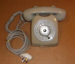 Tradera Telefon grå plast analog med fingerskiva Televerket Sweden 1970-tal rekvisita> Fast Telefoni