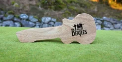 Tradera THE BEATLES. KLOCKA MED LÄDER ARMBAND, I TRÄ SCHATULL AV EN GITARR> Musikmemorabilia