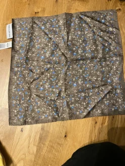 Best Sale These Glory Days mörkbrun ficknäsduk med blå blommor, storlek ONE SIZE Andet Tilbehør