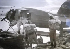 Tradera Tjusigt FOTOGRAFI,OMBORDSTIGNING på SJÖFLYGPLAN,av TOIVO STEEN,trol. 1962> Fly