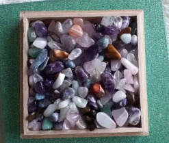 Tradera Träask med 250gram trumlade småstenar : aventurin , ametist osv / dekorsten| New Age