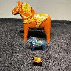 Tradera Tre handmålade Dalahästar i olika storlekar| Dalarheste