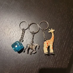 Best Sale Tre nyckelringar: Tärning, häst och giraff Nøgleringe & Nøgleetuier