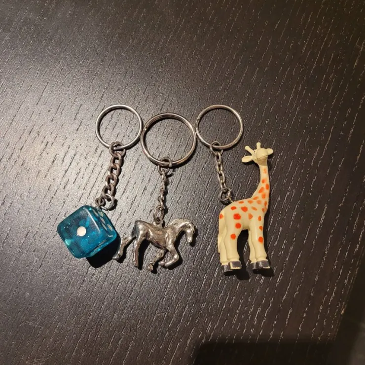 Best Sale Tre nyckelringar: Tärning, häst och giraff Nøgleringe & Nøgleetuier