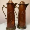 New Två antika kopparkannor, vinkannor, Art Nouveau, jugend, 1900-talts början Kobbergenstande