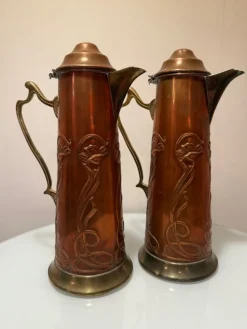 New Två antika kopparkannor, vinkannor, Art Nouveau, jugend, 1900-talts början Kobbergenstande
