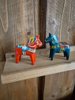 Tradera Två handmålade Dalahästar| Dalarheste