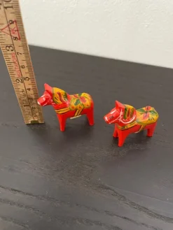 Tradera Två små handmålade Dalahästar| Dalarheste