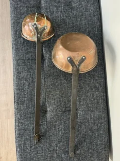 Discount Två stora kopparslevar / Soppslev och grytslev i koppar Kobbergenstande