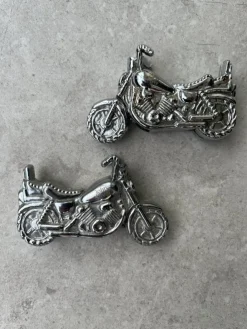 Tradera Två stycken tändare formade som motorcyklar - John silver> Tobakiana