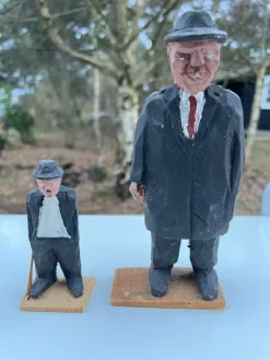 Tradera Två träsnidade figurer signerade Nisse Mantorp> Samlerfigurer