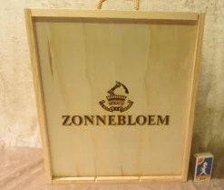 Tradera U6895 Trälåda Vinlåda i trä Zonnebloem> Produktemballager