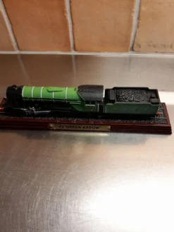 Tradera V2 Green Arrow Lokomotiv Modell> Jernbane- & Sporvogns-memorabilia