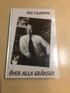Cheap Över alla gränser / Liljeberg, Åke Biografier & Erindringer