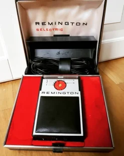 Tradera Vintage Remington Selectric rakapparat i svart box från 60-talet| Barbering