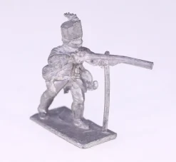 Tradera Vintage unpainted lead figure-circa 1960s/1970s-soldier with rifle-Weight 11.9g> Samlerfigurer