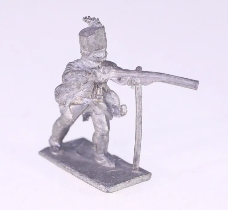 Tradera Vintage unpainted lead figure-circa 1960s/1970s-soldier with rifle-Weight 11.9g> Samlerfigurer