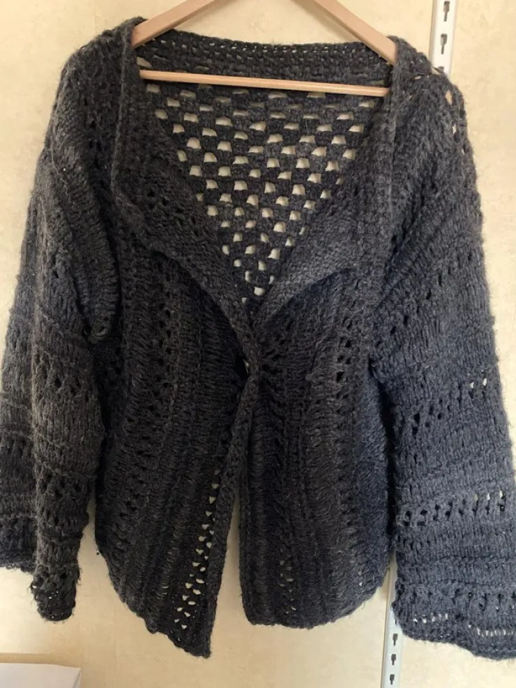 Tradera Virkad och stickad svart kofta. Stor mormorsruta på ryggen.46-48.Handgjord| Tøj