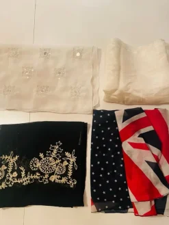 Best Vit, svart, röd, blå sjal Sjaler & Halstørklæder