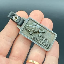 Tradera Volvo 60 år Brandt | Nyckelring i metall & läder | Nyckelhållare, hänge> Mobilia